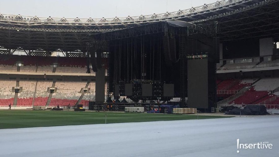 Jelang konser Ed Sheeran, promotor terus merampungkan persiapan di Stadion Utama Gelora Bung Karno.