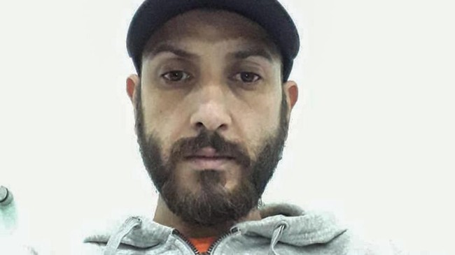 Seorang warga Palestina bernama Hamza Abualqumssan terdampar di terminal 3 Bandara Soekarno-Hatta. Upayanya mencari suaka terhalang aturan.