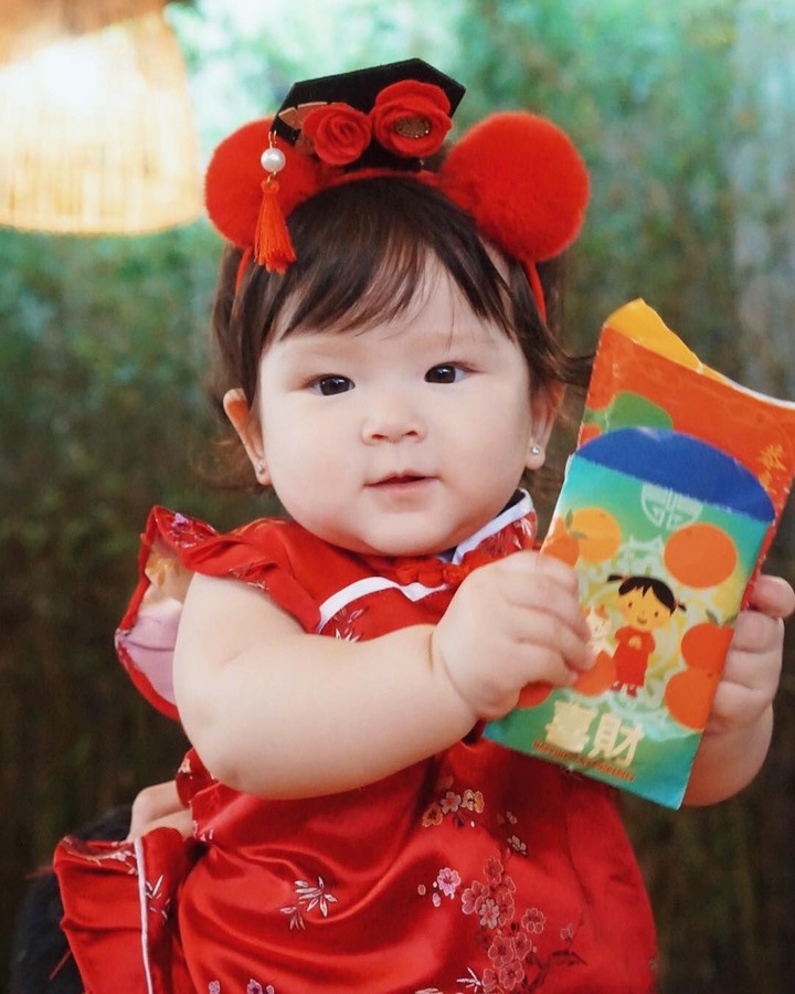 Wah, bagi-bagi dong angpaonya! He-he-he. (Foto: Instagram @frandaaa87)<div class=