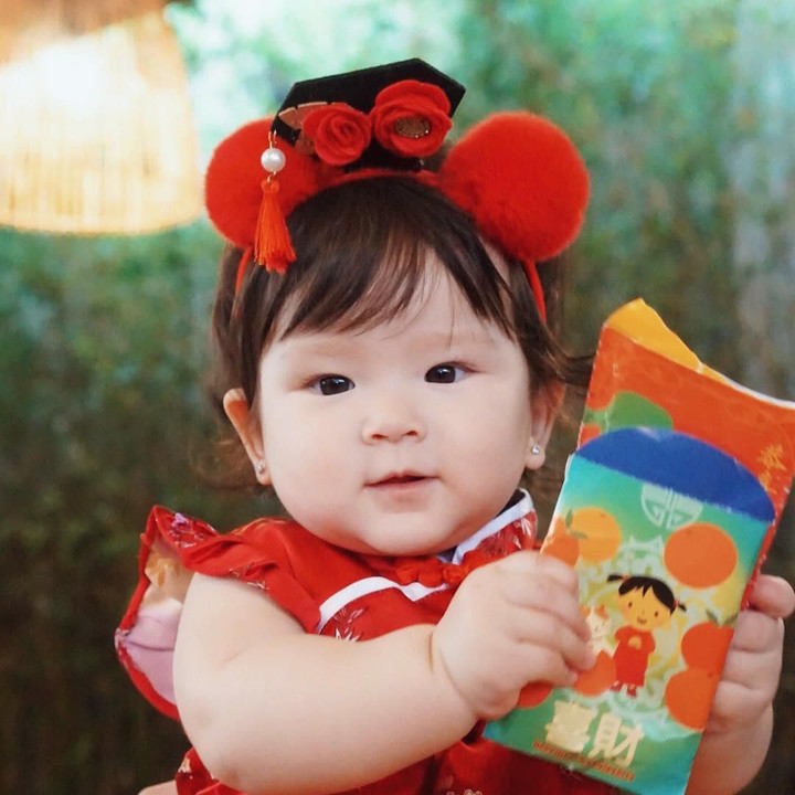 Wah, bagi-bagi dong angpaonya! He-he-he. (Foto: Instagram @frandaaa87)<div class="yj6qo ajU"><div id=":1df" class="ajR" tabindex="0" data-tooltip="Hide expanded content"><img class="ajT" src="https://ssl.gstatic.com/ui/v1/icons/mail/images/cleardot.gif" alt="" /></div></div>