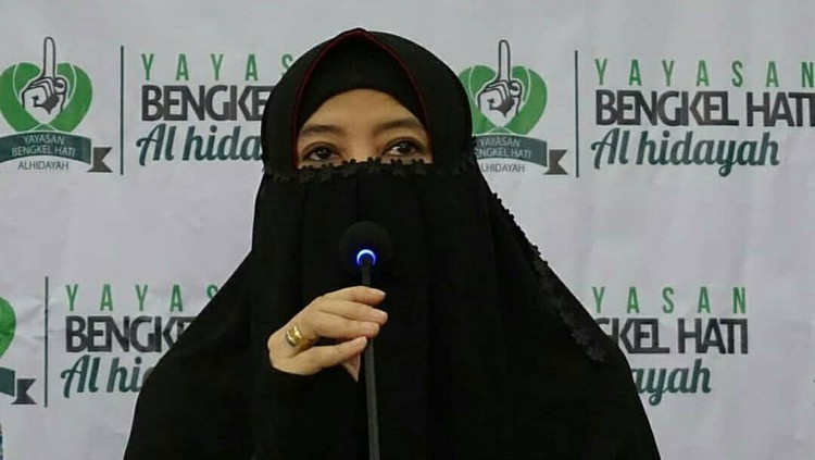 Gaya Hijab Cadar Peggy Melati Sukma