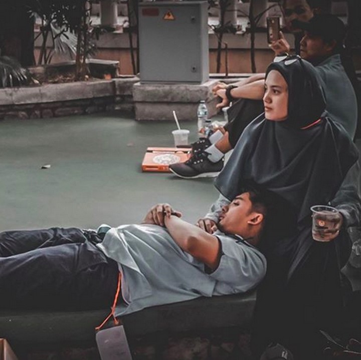 Hanya kenal lima bulan, pasangan ini mantap meneruskan hubungan ke jenjang lebih serius. (Foto: Instagram @rickyharun)<div class="gmail_attr" dir="ltr"> </div>