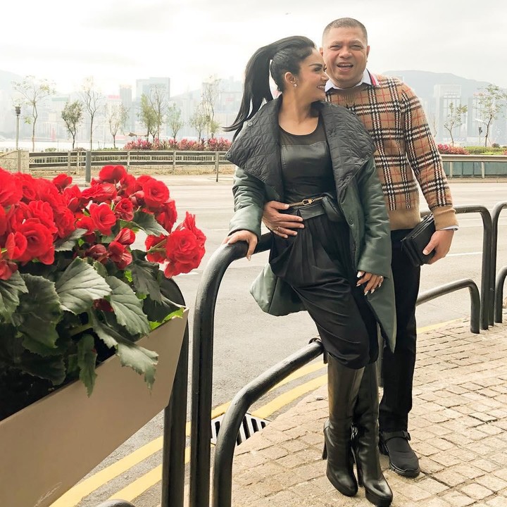 "<em>To Love and Be Loved @raullemos06</em>," untaian kata romantis dari KD untuk suami tercinta, saat berlibur ke Hong Kong, Januari lalu. (Foto: Instagram @krisdayantilemos)