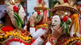 FOTO: 'Kibasan' Hari Tari Sedunia dari Penjuru Indonesia Ribuan penari menari massal di beberapa daerah di Indonesia untuk merayakan Hari Tari Sedunia.