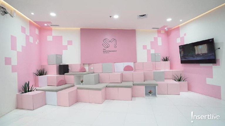 Intip Yuk 6 Potret Kantor SM Entertainment Indonesia Kantor SM Entertainment yang berada di Gedung FX Sudirman sudah dibuka lho. Insertizen yang belum pernah ke sana, intip yuk sekece apa sih kantornya?
