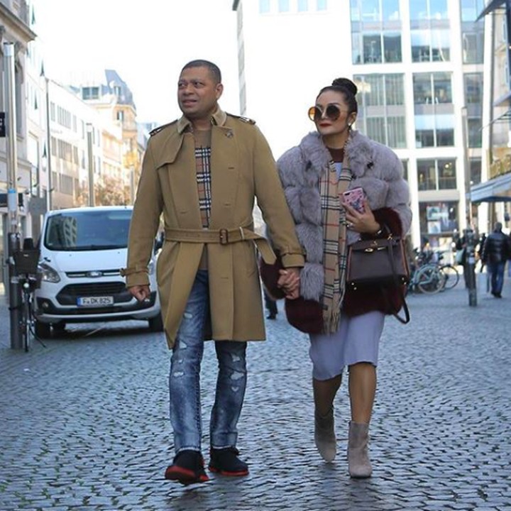 Satu lagi ungkapan romantis dari KD untuk Raul, yang sukses bikin <em>baper</em>: "<em>You may hold my hand for a while, but you hold my heart forever. @raullemos06</em>." (Foto: Instagram @krisdayantilemos)