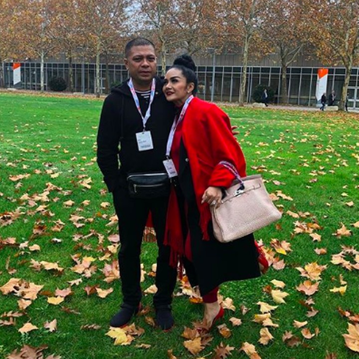 Tetap romantis saat menikmati daun berguguran di Nurnberg, Jerman. (Foto: Instagram @krisdayantilemos)