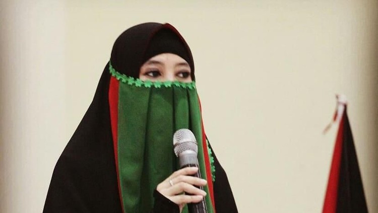 Gaya Hijab Cadar Peggy Melati Sukma
