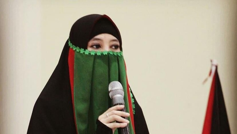 Gaya Hijab Cadar Peggy Melati Sukma