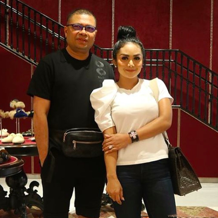 Tak hanya momen bahagia, KD pun mendampingi Raul saat operasi mata di Singapura pada Agustus 2018. "<em>Hari ini rencana temenin suami sy laser matanya , tetapi after doctor consultation he need to urgently surgery tomorrow. Jadi biar nga stress shopping dulu . Good luck for tomorrow amor</em>," tulis ibunda Aurel dan Azriel Hermansyah ini. (Foto: Instagram @krisdayantilemos)