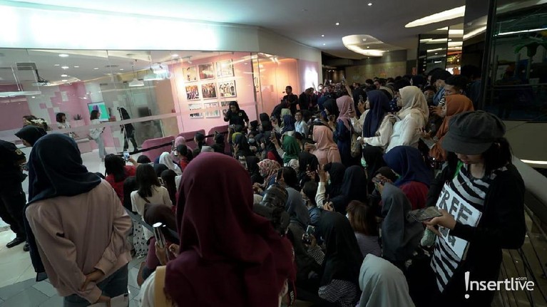 Intip Yuk 6 Potret Kantor SM Entertainment Indonesia Kantor SM Entertainment yang berada di Gedung FX Sudirman sudah dibuka lho. Insertizen yang belum pernah ke sana, intip yuk sekece apa sih kantornya?