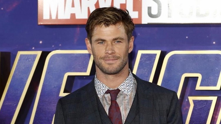 Chris Hemsworth kecil yang aktif ternyata pernah melakukan simulasi cap tangan seperti di Hollywood Walk of Fame, Bun.