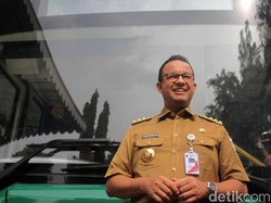 Sistem Baru TransJakarta Bikin Antrean Panjang, Anies Colek Direksi