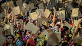 FOTO: 'Kibasan' Hari Tari Sedunia dari Penjuru Indonesia Ribuan penari menari massal di beberapa daerah di Indonesia untuk merayakan Hari Tari Sedunia.