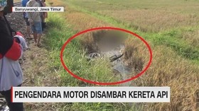 VIDEO: Tragis! Pemotor Tewas Disambar Kereta Api