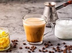 Ini Manfaat dan Efek Samping Minum Kopi Campur Minyak Kelapa