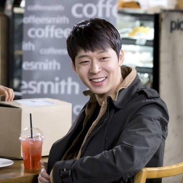 Tampil Perdana Usai Skandal, Senyum Park Yoo Chun Disambut Sinis Netizen