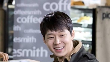 Tampil Perdana Usai Skandal, Senyum Park Yoo Chun Disambut Sinis Netizen