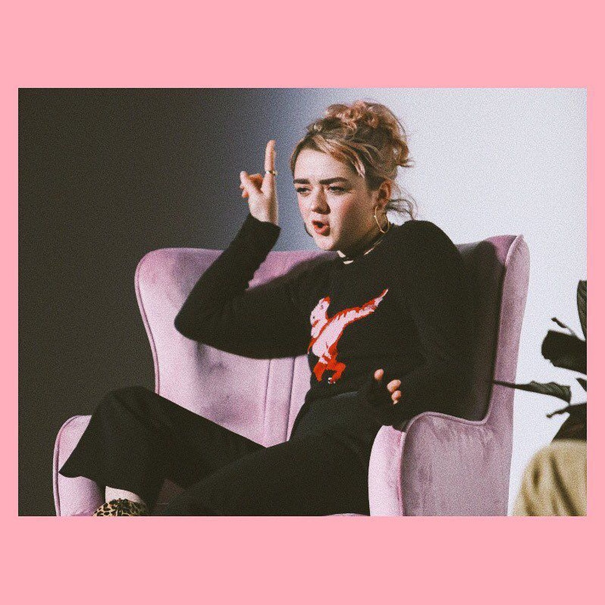 Arya Stark &lpar;Maisie Williams&rpar; menjadi perbincangan karena aksi fantastisnya dalam lanjutan Game of Thrones&period; Jauh dari garang&comma; berikut ini foto-foto imut Maisie&period;