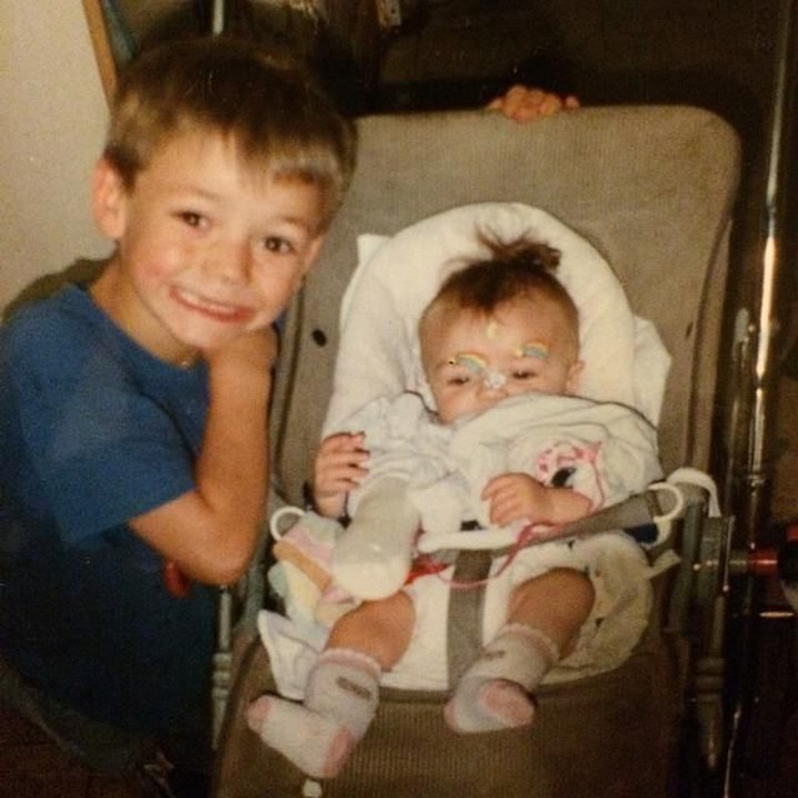 <p>Pemeran Arya Stark, Maisie Williams, memiliki dua kakak laki-laki dan satu kakak perempuan. Sejak kecil sang kakak ternyata sudah usil dengan Maisse, Bun. <em>He-he-he</em>. (Foto: Instagram @maisie_williams)</p>