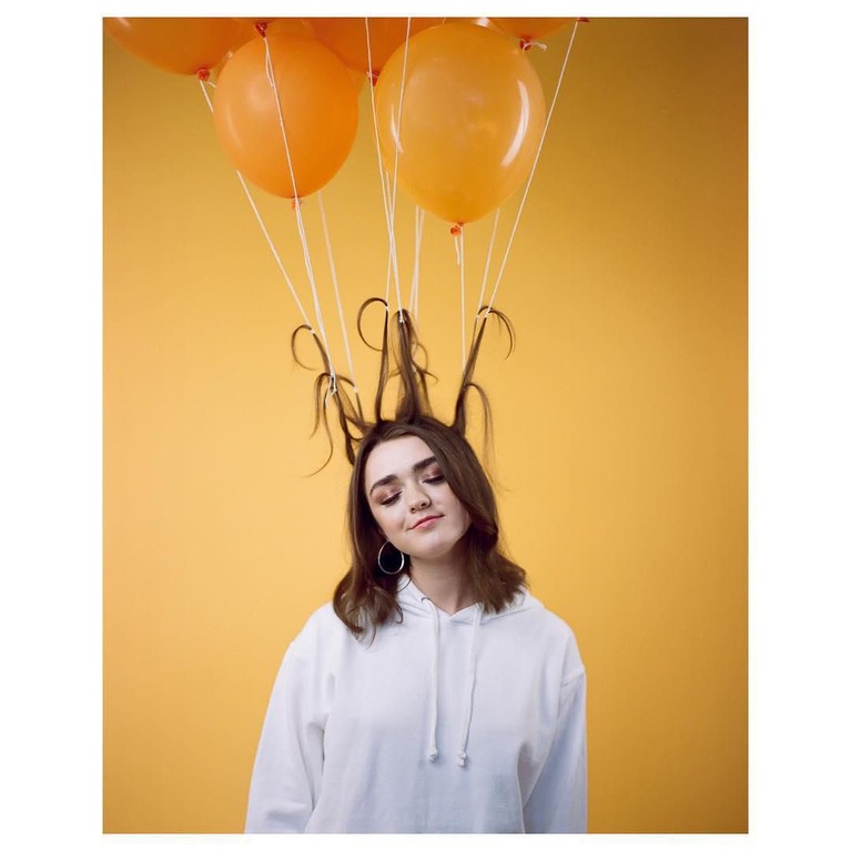 Arya Stark (Maisie Williams) menjadi perbincangan karena aksi fantastisnya dalam lanjutan Game of Thrones. Jauh dari garang, berikut ini foto-foto imut Maisie.