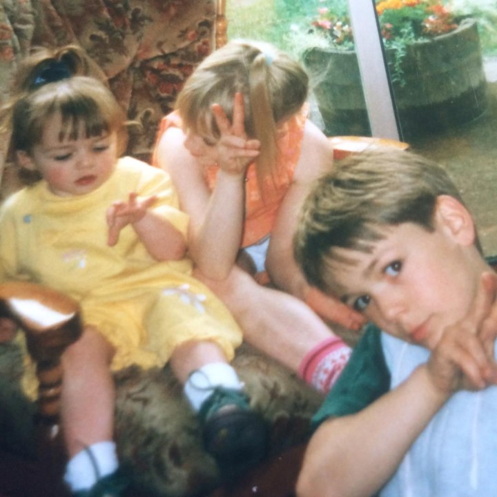 <p>Sejak kecil, pemeran Arya Stark, Maisie Williams, sudah menggemaskan, Bunda. Maisie terlihat sedang berusaha meniru pose 'v' kedua kakaknya. (Foto: Instagram @maisie_williams)</p>
