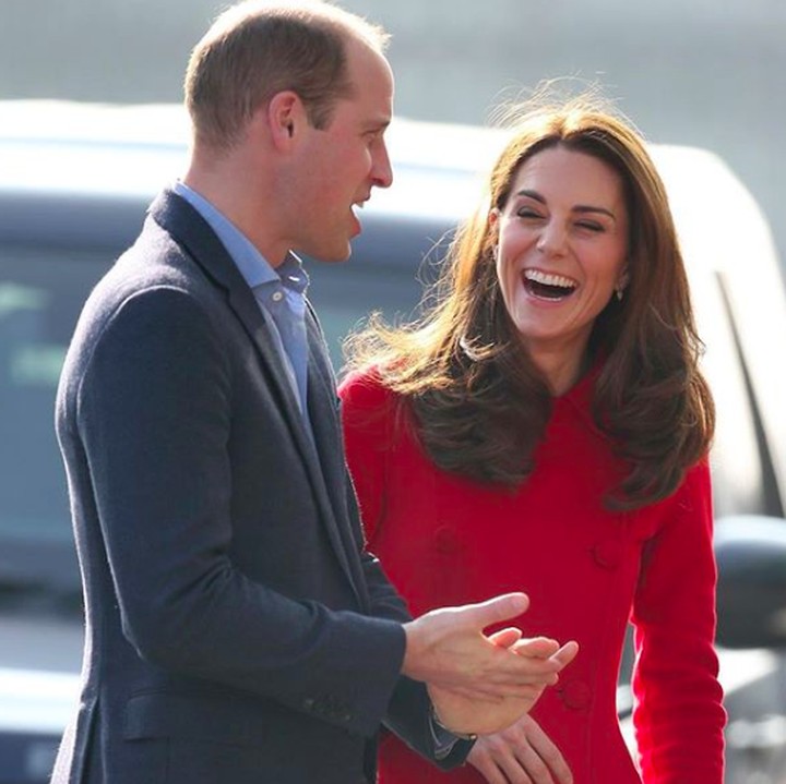 Kate dan William nampak bahagia dan tertawa lepas saat mengunjungi anak-anak sekolah dasar di Irlandia Utara. (Foto: Instagram @kensingtonroyal)