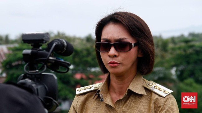 Mendagri Tjahjo meminta Sri Wahyumi Maria Manalip kooperatif menghadapi proses hukum kasus suap proyek pengadaan barang di Kabupaten Talaud.