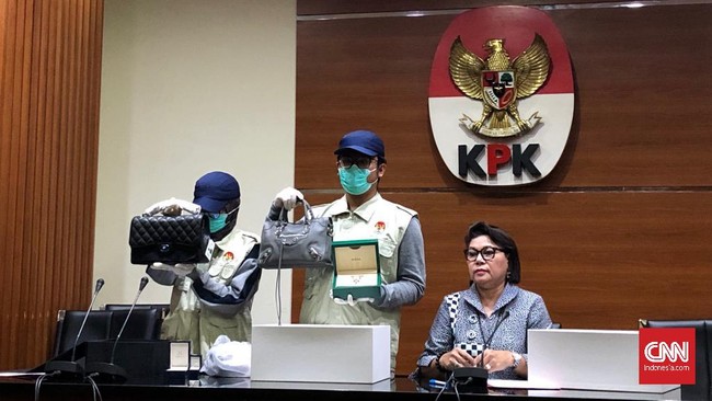 KPK menyita sejumlah barang mewah seharga ratusan juta rupiah untuk Bupati Kepulauan Talaud Sri Wahyumi Maria Manalip sebagai bagian dari fee 10 persen proyek.