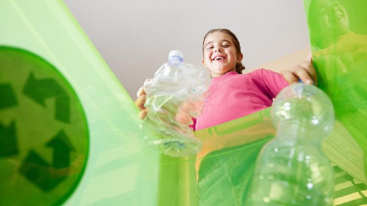 Ikuti tips mudah ini, Bun, agar anak terbiasa buang sampah pada tempatnya.