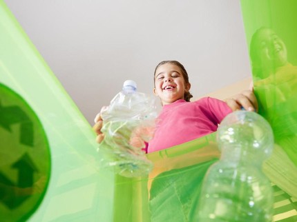 4 Cara Membiasakan Anak Buang Sampah pada Tempatnya