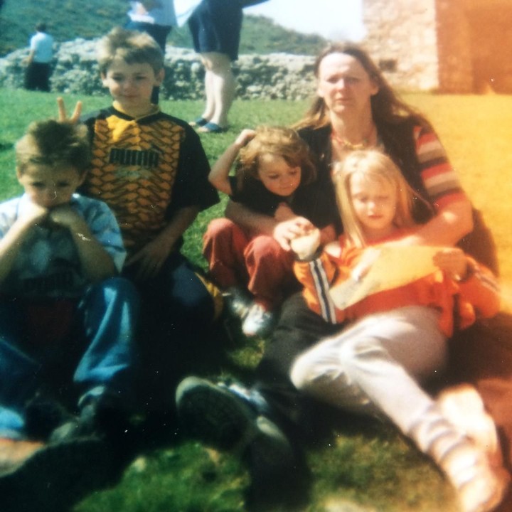 <p>Ini momen si kecil Maisie Williams terlihat menghabiskan waktu bersama keluarganya. Momen hangat ini diunggah Maisie di akun Instagram pribadinya. (Foto: Instagram @maisie_williams)</p>