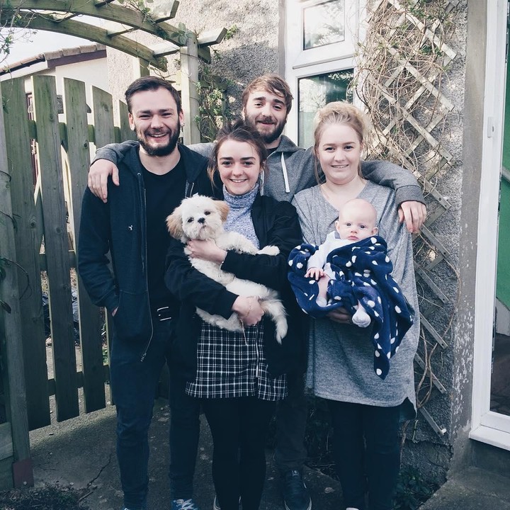 <p>Nah kalau ini foto terbaru Maisie Williams bersama ketiga kakaknya yang lebih jelas. Kali ini, Maisie sudah jadi tante untuk keponakannya lho. (Foto: Instagram @maisie_williams)</p>