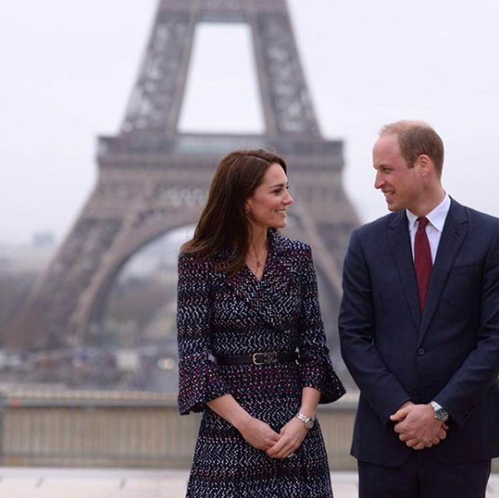 Sama seperti pasangan kebanyakan, Kate dan William tak ketinggalan untuk berfoto dengan backgroun Menara Eifel di Prancis. (Foto: Instagram @kensingtonroyal)