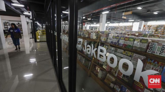 Kalau merasa Pasar Kwitang atau Pasar Senen kurang nyaman untuk berburu buku, silakan datang ke Pasar Kenari.