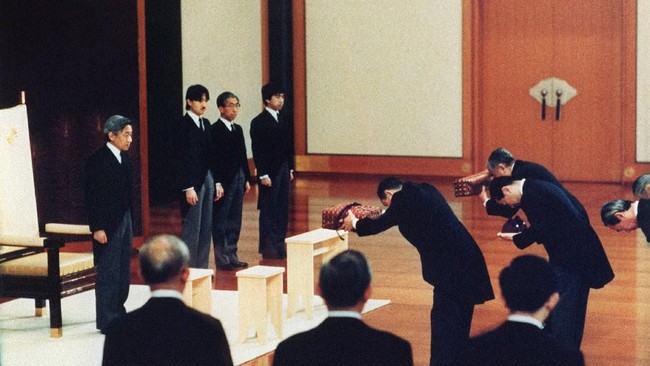 Sebilah pedang kuno dan kilau permata akan jadi saksi sejarah ketika untuk pertama kalinya dalam dua abad, seorang kaisar Jepang turun takhta, Selasa (30/4).