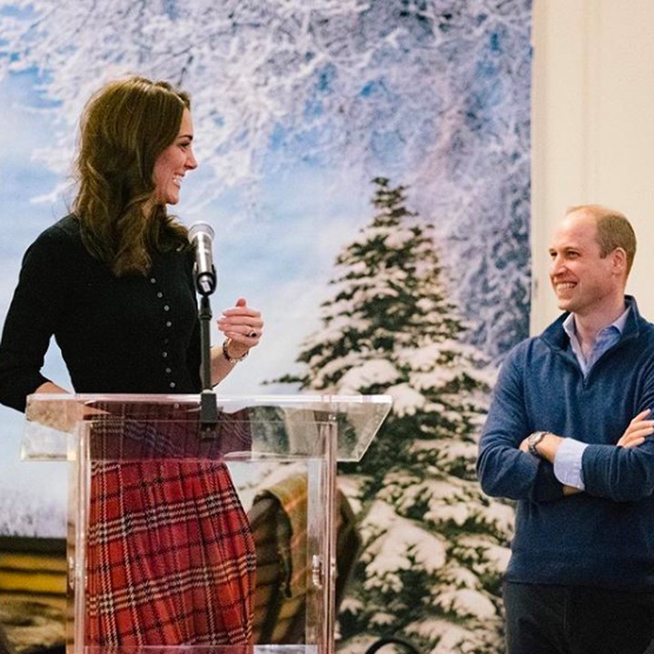 Kate dan William mengadakan pesta Natal untuk para keluarga militer di Istana Kensington. Saling pandang, membuat keduanya terlihat snagat mesra ya, Bun. (Foto: Instagram @kensingtonroyal)