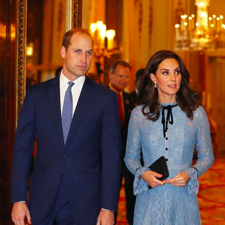Berjalan berdua sebelum menghadiri World Mental Health Day. Sepakat ya, Bun, kalau keduanya memang pasangan yang sangat serasi? (Foto: Instagram @kensingtonroyal)