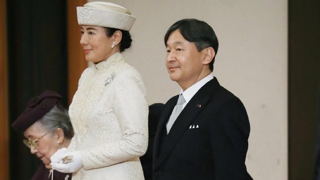 Tugas baru Naruhito sebagai kaisar baru cukup rumit, yakni menyeimbangkan tradisi dan nilai modern di Jepang.