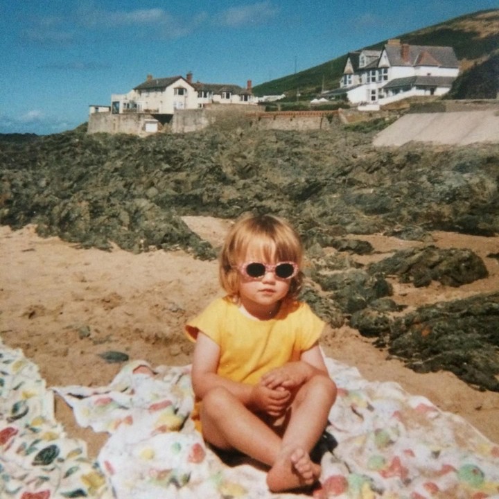 <p>Maisie Williams kecil sudah pintar bergaya lho. Lihat kacamatanya, keren ya, Bunda. <em>He-he-he</em>. (Foto: Instagram @maisie_williams)</p>