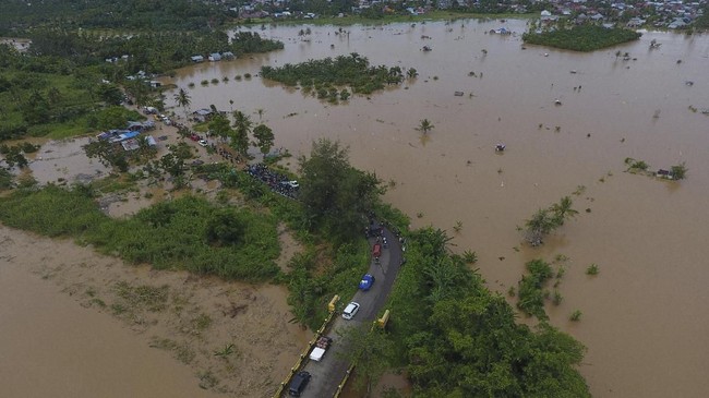 BNPB menyebut banjir menerjang dua kecamatan di Kutai Kartanegara, Kalimantan Timur yang menyebabkan 5.386 kepala keluarga atau 16.385 jiwa terdampak