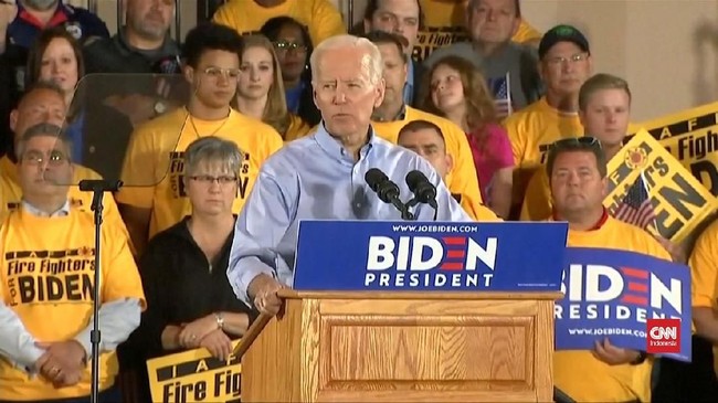 Bakal capres dari Partai Demokrat AS, Joe Biden, menyatakan skandal telepon yang diusut DPR memperlihatkan Presiden Donald Trump takut bersaing.