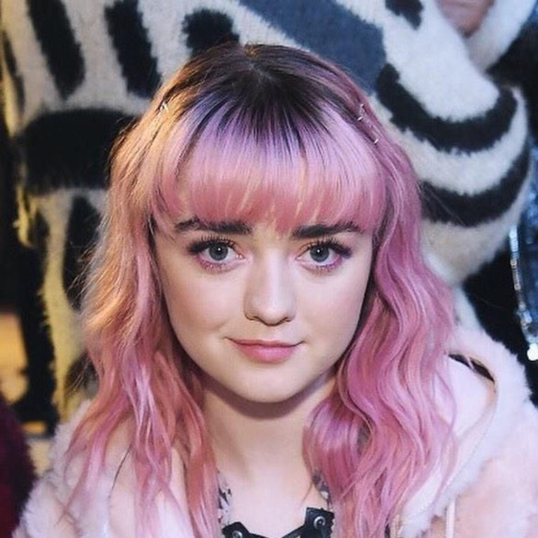 Arya Stark (Maisie Williams) menjadi perbincangan karena aksi fantastisnya dalam lanjutan Game of Thrones. Jauh dari garang, berikut ini foto-foto imut Maisie.