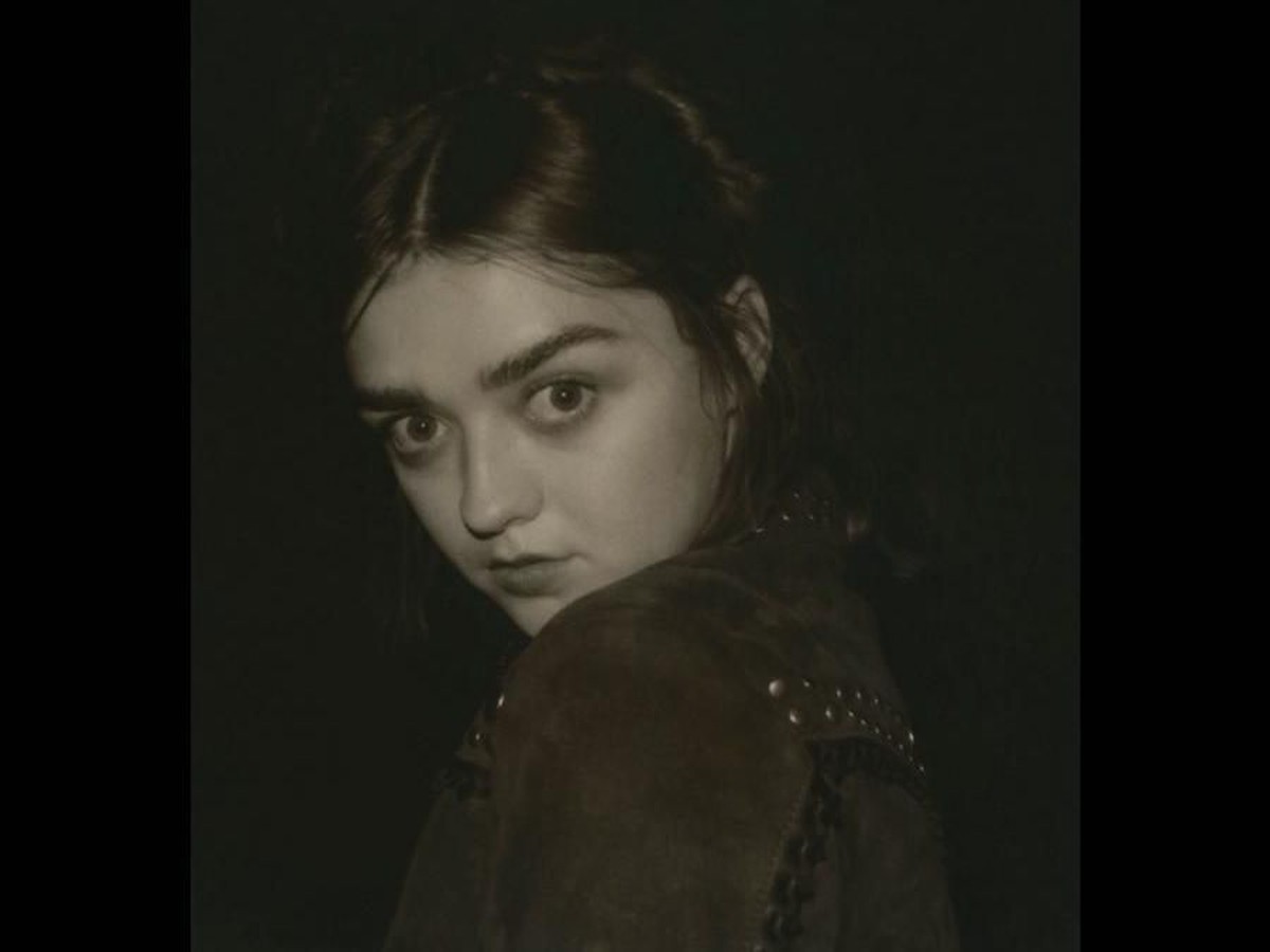 Arya Stark &lpar;Maisie Williams&rpar; menjadi perbincangan karena aksi fantastisnya dalam lanjutan Game of Thrones&period; Jauh dari garang&comma; berikut ini foto-foto imut Maisie&period;