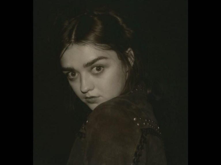 Arya Stark (Maisie Williams) menjadi perbincangan karena aksi fantastisnya dalam lanjutan Game of Thrones. Jauh dari garang, berikut ini foto-foto imut Maisie.