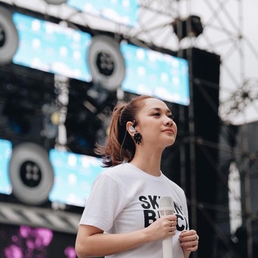 Foto Pelukan Bunga Citra Lestari-Chicco Jerikho di Ranjang Jadi Sorotan