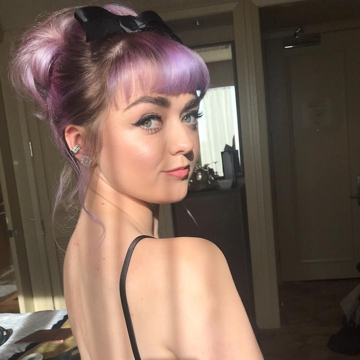 Arya Stark &lpar;Maisie Williams&rpar; menjadi perbincangan karena aksi fantastisnya dalam lanjutan Game of Thrones&period; Jauh dari garang&comma; berikut ini foto-foto imut Maisie&period;