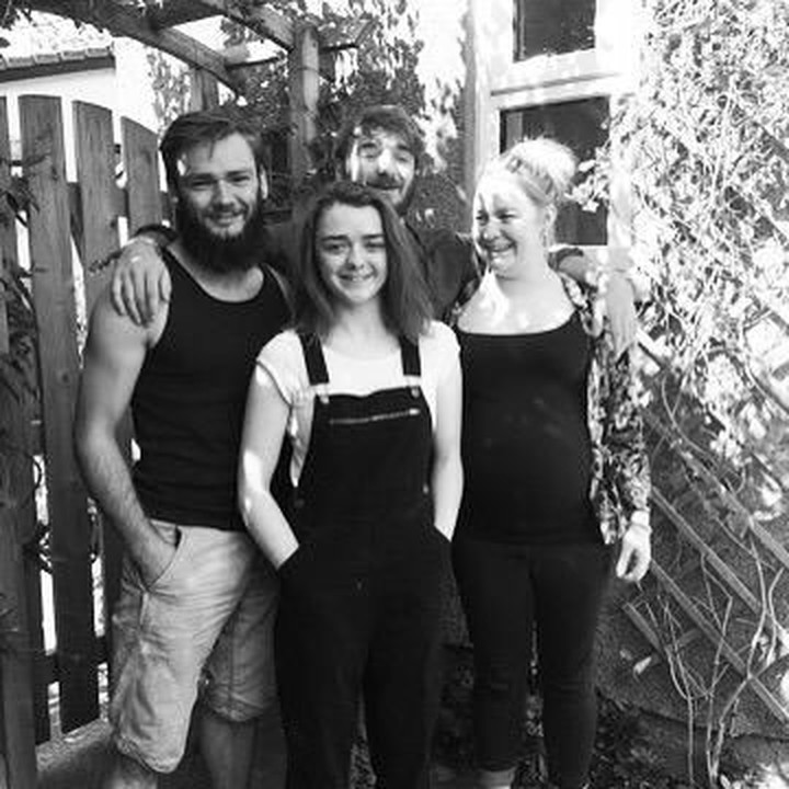 <p>Pemeran Arya Stark, Maisie Williams mengakui bahwa ia jarang foto lengkap bersama ketiga kakaknya. Sekalinya foto malah <em>blur</em>, Bunda. "<em>Rare and blurry) photo of the 4 of us all together. Ft. my nephew bump</em>," tulis Maisie. (Foto: Instagram @maisie_williams)</p>