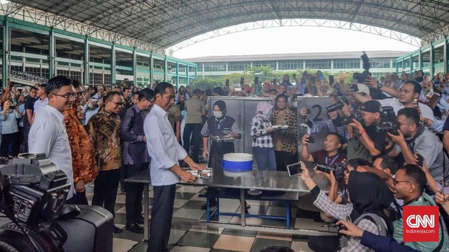 Presiden Jokowi mendengar keluh kesah para buruh PT KMK Global Sport 1 sembari makan siang bersama di kantin, salah satu curhatan yang disampaikan soal gaji.