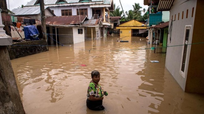 Banjir akibat hujan deras menerjang sejumlah wilayah di Kecamatan Singkil, Manado, Sulawesi Utara.